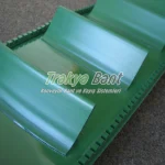 Eğimli konveyör hatlarında kaymayı önleyen yeşil paletli PVC konveyör bant