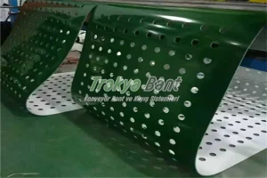 Yeşil renkli delikli PVC konveyör bant, ürün taşıma ve havalandırma gerektiren hatlar için