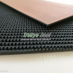 Tırtıklı siyah konveyör bant kaymaz yüzeyli endüstriyel taşıma bandı